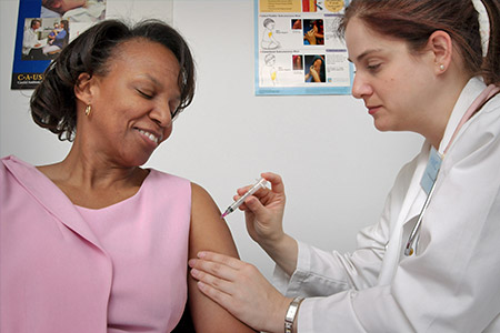 O Projeto Brasil sem Alergia oferece gratuitamente, em todas as suas unidades no Rio de Janeiro, oferece vacinas para aumentar a imunidade e prevenir alergias