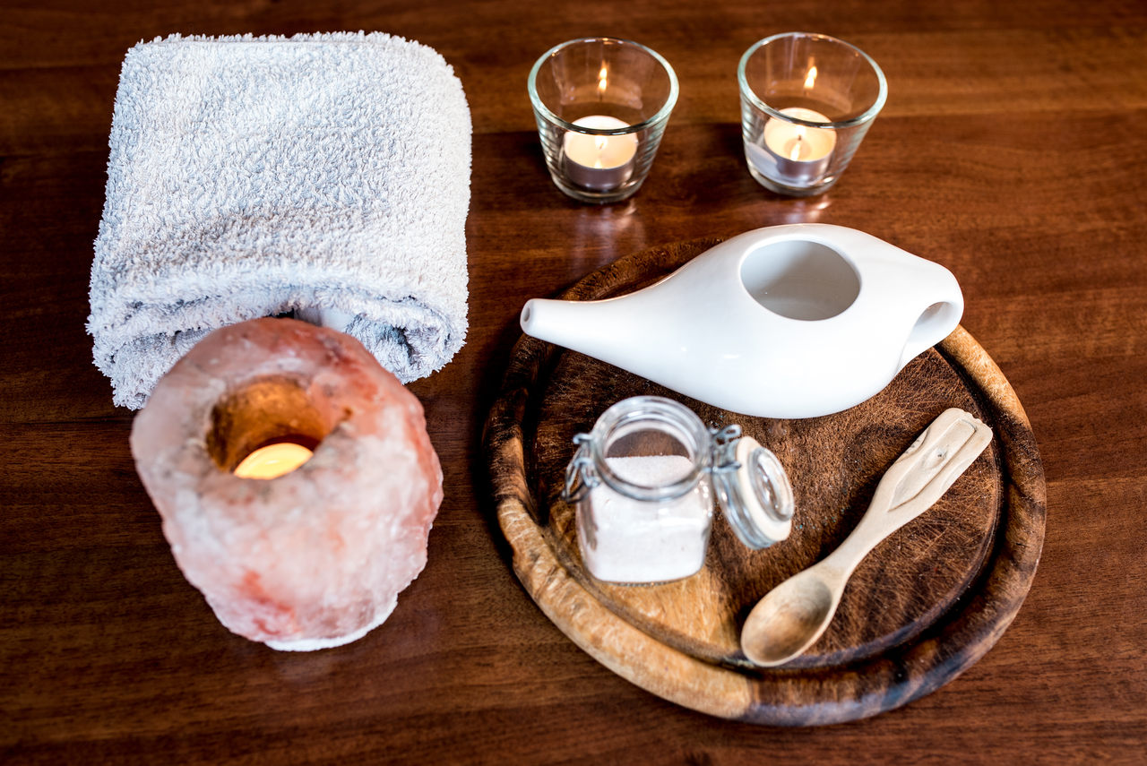 lavagem nasal para tratamento de rinite alérgica em alto volume e baixa pressão com soro fisiológico